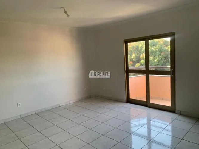 Apartamento com 3 Quarto(s) e 2 banheiro(s) para Alugar, 110 m² por R$ 2940 / Mês