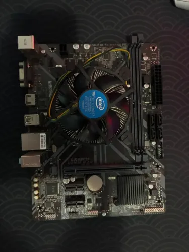 Kit i3 9100F + H310M Gigabyte (Cooler incluso)