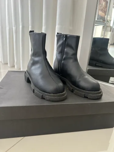 VENDER RÁPIDO Bota Feminina Preta Lizelize - Cano Curto - Solado Tratorado - Nova