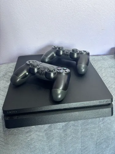 Ps4 Slim - 500GB - 2 controles - Red dead + 4 jogos.
