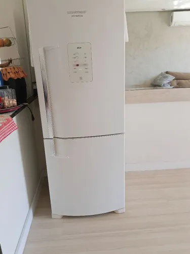 Vende-se uma geladeira inverter da marca Brastemp usada mais porém muito conservada