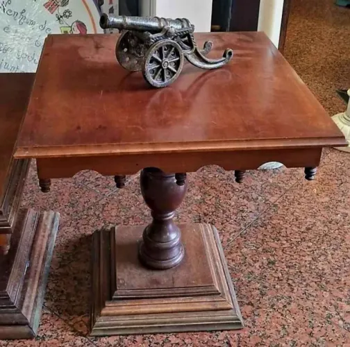 Antiga mesinha, madeira brasileira, base quadrada, haste balaústre medidas 54x54x54