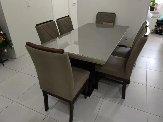 Mesa com 6 cadeiras