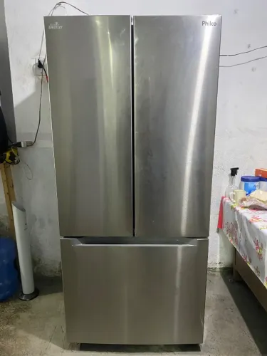Geladeira de três portas , semi nova