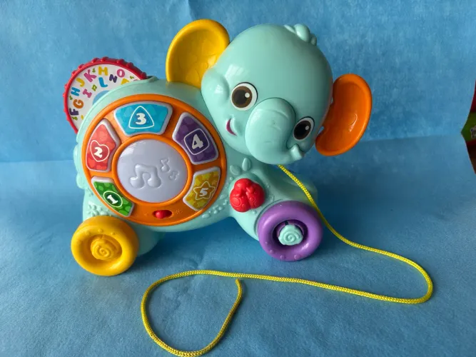 Elefante interativo, música e luzes