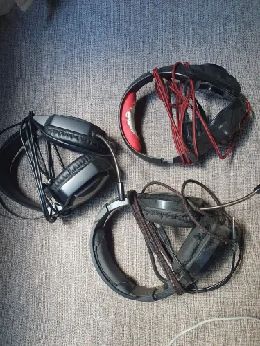 Fones gamer, 1 funcionando, é 2 meio estragados