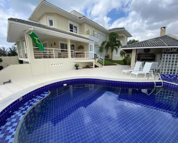 Casa a venda em vilas do atlantico com 3 suites piscina e área gourmet