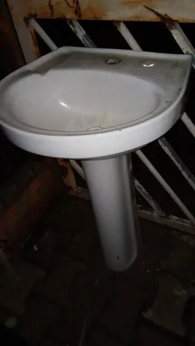 Pia de banheiro e coluna