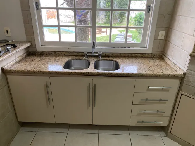 Pia de granito com duas cubas de inox + armário planejado 