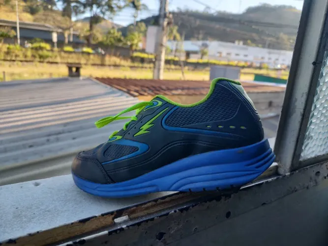 TÊNIS DE RODINHA Modelo Preto com detalhes Azul-Royal e verde-limão Neon PÉ-37