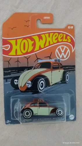 Três Fuscas Hotwheels na caixa