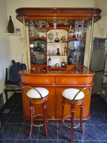 Vendo Bar com 2 banquetas e mesa de centro (conjunto)
