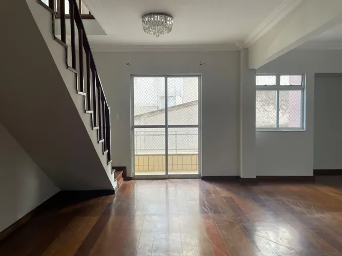 Apartamento duplex com 4 quartos em frente ao Clube Cascatinha para locação