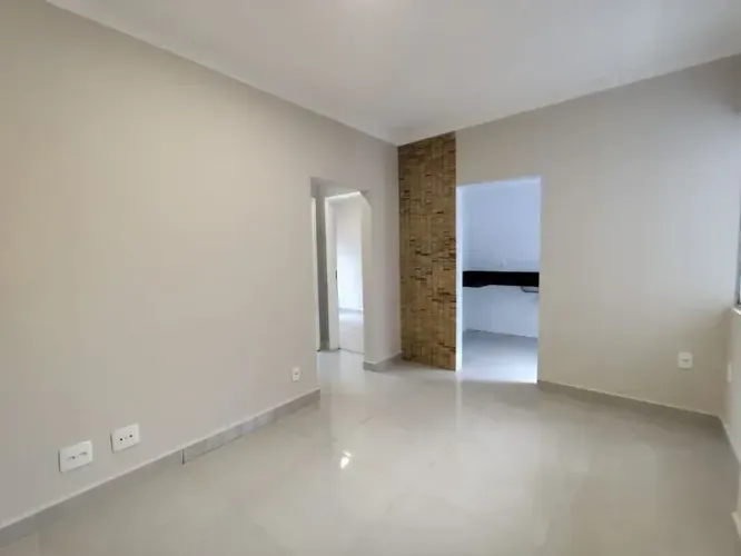 Apartamento 2 dormitórios, inteiramente reformado, a 1/2 quadra do Mar !