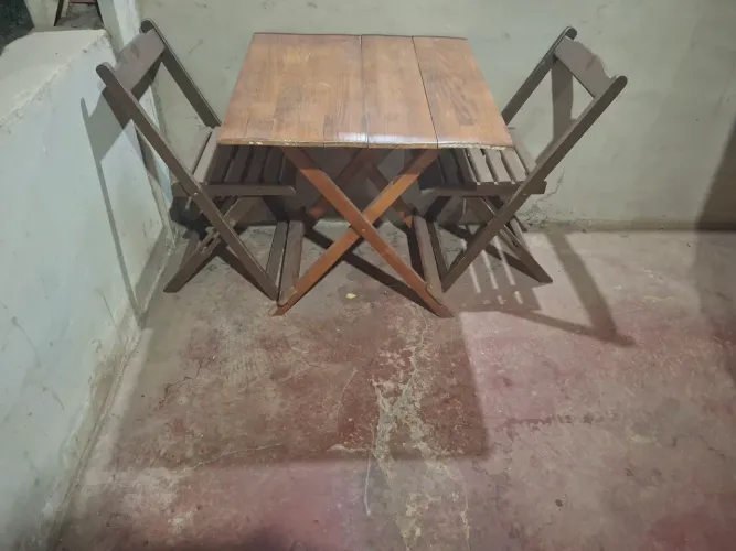 Mesa madeira 2 cadeiras *