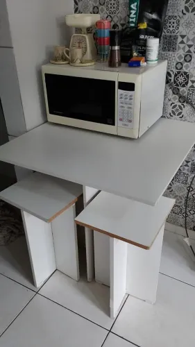 Mesa branca com 4 banquetas
