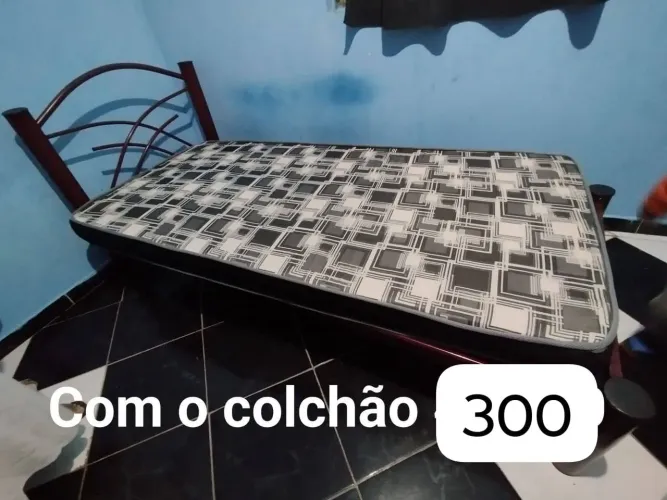Cama semi nova com colchão