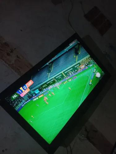 Vendo tv 39 polegadas não e smart faço troca em celular também 