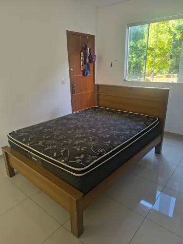 Cama de casal de madeira