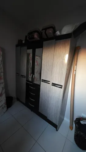 Doação: Guarda-roupa grande com espelhos e gavetas