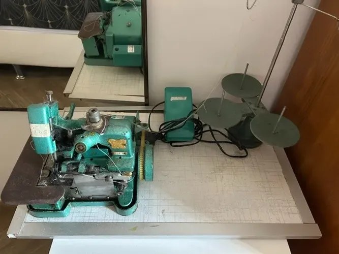 Máquina de costura semi industrial overloc Butterfly 