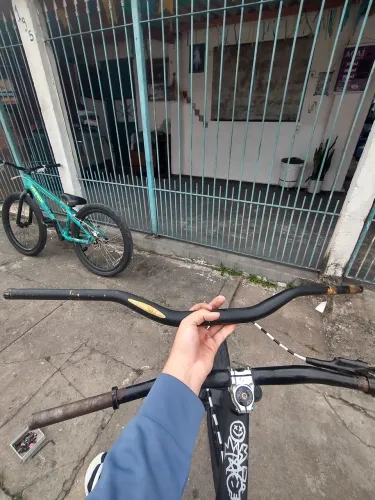 Vem no oxxy guidão de moto mas serve pra bike tbm