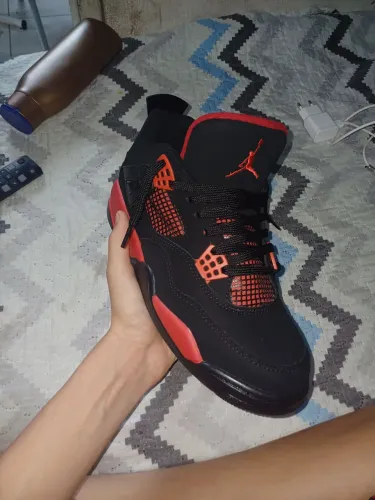 Air Jordan 4z Red Thunder, preto e vermelho nunca usado, novo 