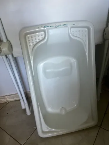 Vendo banheira com suporte e trocador, aceito negociação !!