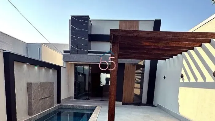 Casa à Venda no Jardim Universitário com Piscina Cuiabá/MT