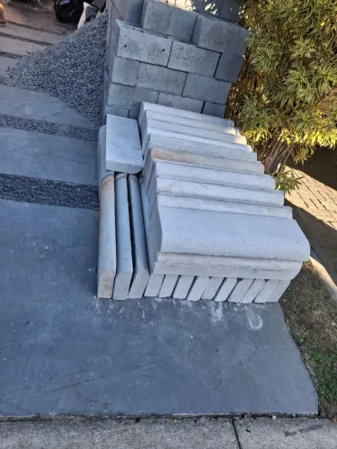 Meio fio de concreto