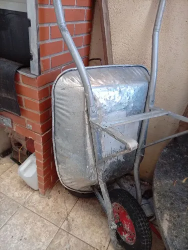 Carrinho de mão usado