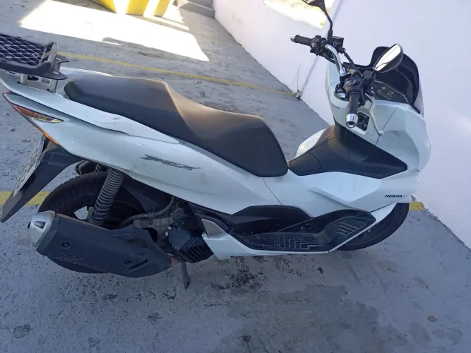 Vendo essa PCX 160 completa semi-nova