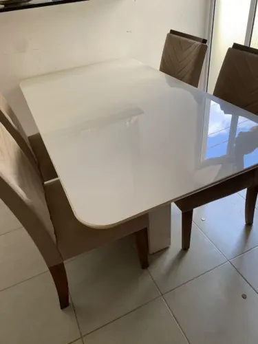 CONJUNTO DE MESA COM 4 CADEIRAS!