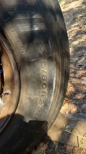 Pneu 275/80R 22.5 semi novo com roda