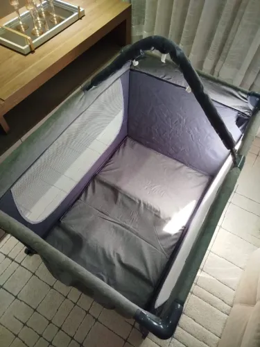 Berço Portátil com colchão, trocador e cortineiro