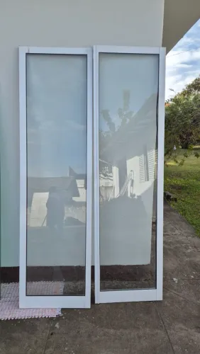 Par Folhas de Porta de Vidro c Esquadria de Alumínio Branco-[L59 e 58cm x A212cm]
