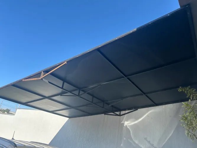 Tenda protetora na cor preta