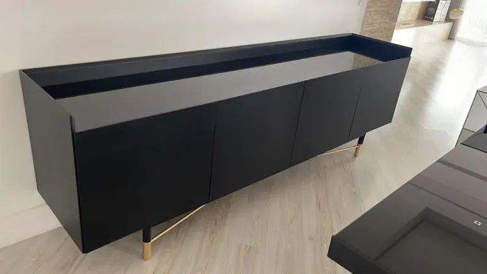 Buffet para sala de jantar em carvalho preto e vidro em cima