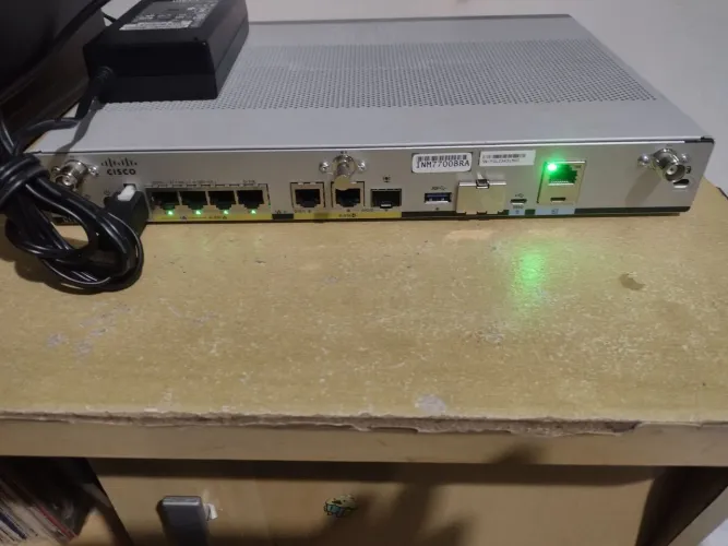 Roteador Cisco ISR 1100 C1111-4P LTE com Fonte Original e Antenas 4G