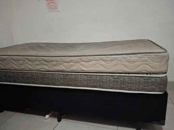 Cama de solteiro com base e 2 colchões