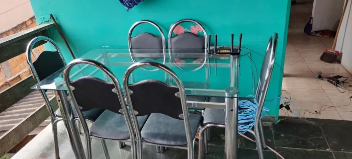 Mesa de vidro com 6 cadeiras