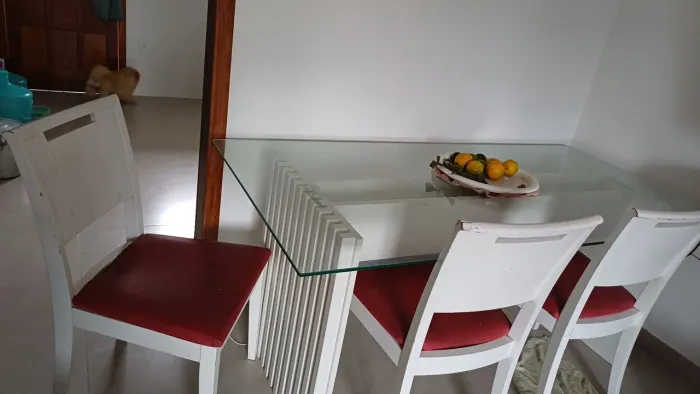 Mesa de jantar de madeira