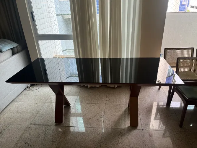 Mesa de madeira com tampo de vidro preto (2,00x0,80x0,81m)