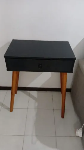 Mesa Lateral de Sala Preta com Pés de Madeira