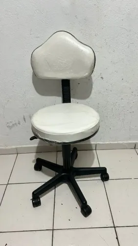 Cadeira mocho giratória no corvin branco