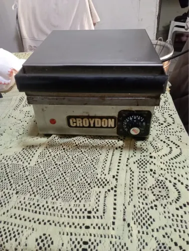 Crepeira Elétrica Croydon* - modelo de bancada, chapada, inox.