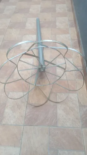 Suporte para lixo chumbar cinza redondo.