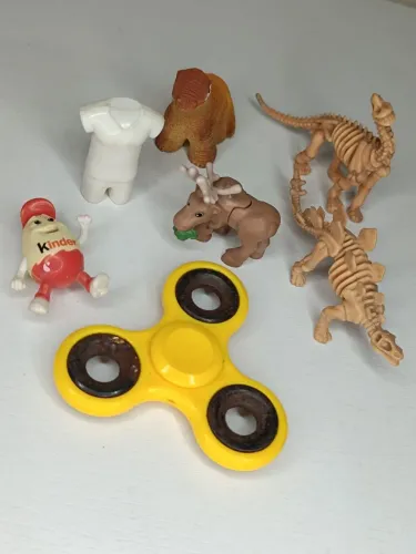 Lote brinquedos Kinder Ovo e aleatórios