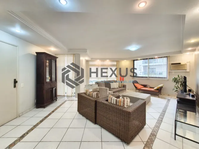 Apartamento com varanda e lazer na Praia das Pitangueiras, Guaruja