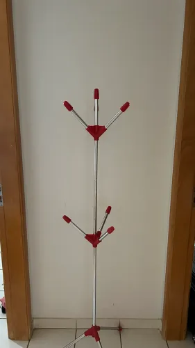 cabideiro/porta-roupas de chão